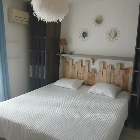 Malibu Village Apartment *