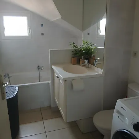 Malibu Village Apartment *
