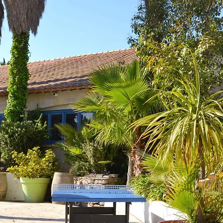 Malibu Village Apartment *